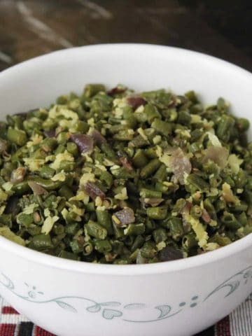 payar thoran served in white bowl.