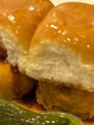 mumbai vada pav with fried green chili made with mumbai vada pav recipe.