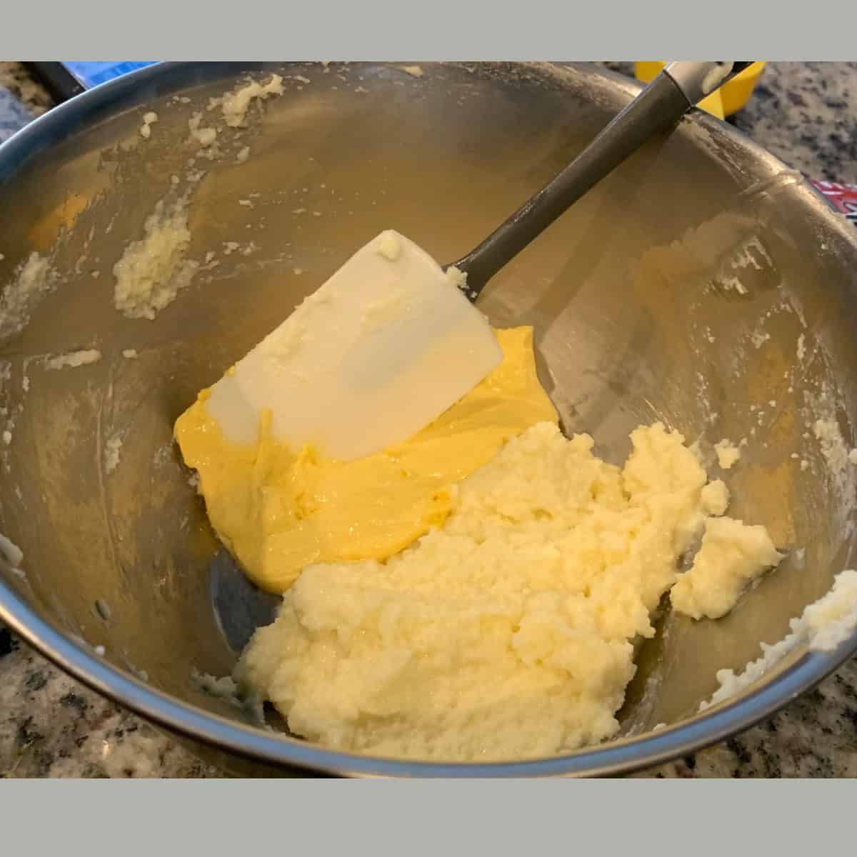 Mix the cooked eggs and mascarpone in a steel bowl with a spatula.